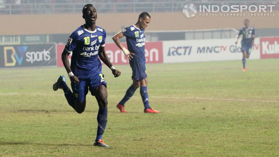 Makan Konate saat berseragam klub Liga 1 Persib. Pelatih Robert Rene Alberts mengaku sempat berkomunikasi dengan pemain Arema FC, Makan Konate Copyright: © Herry Ibrahim/INDOSPORT